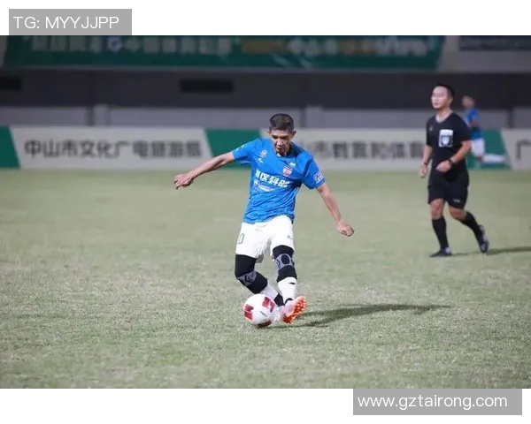 足球明星与儿子同场竞技父子默契瞬间引发全场瞩目