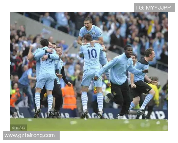 足球明星脚踩足球的精彩瞬间展现球场魅力与运动激情