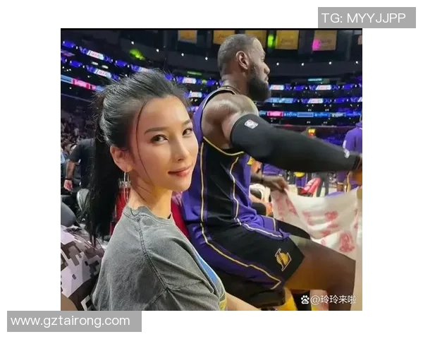 足球明星与詹姆斯亲密互动精彩视频回顾引发球迷热议